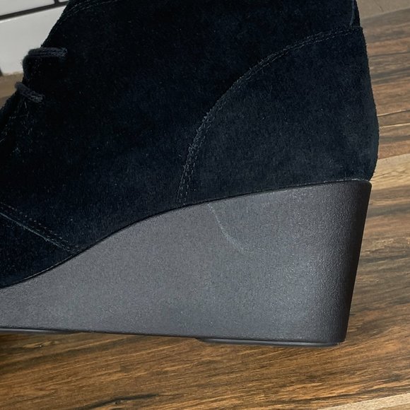 CROCS Leigh Womens 9.5 Shoes Black Suede Dual Comfort Wedge Shootie Ankle Boots - Picture 12 of 14